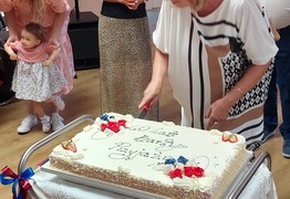 Rocznicowy tort kroi Barbara Cwojdzińska, prezes Domu Europejskiego (photo)